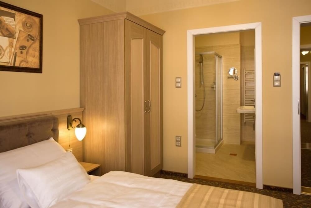 Фото Barokk Hotel Promenád Gyor