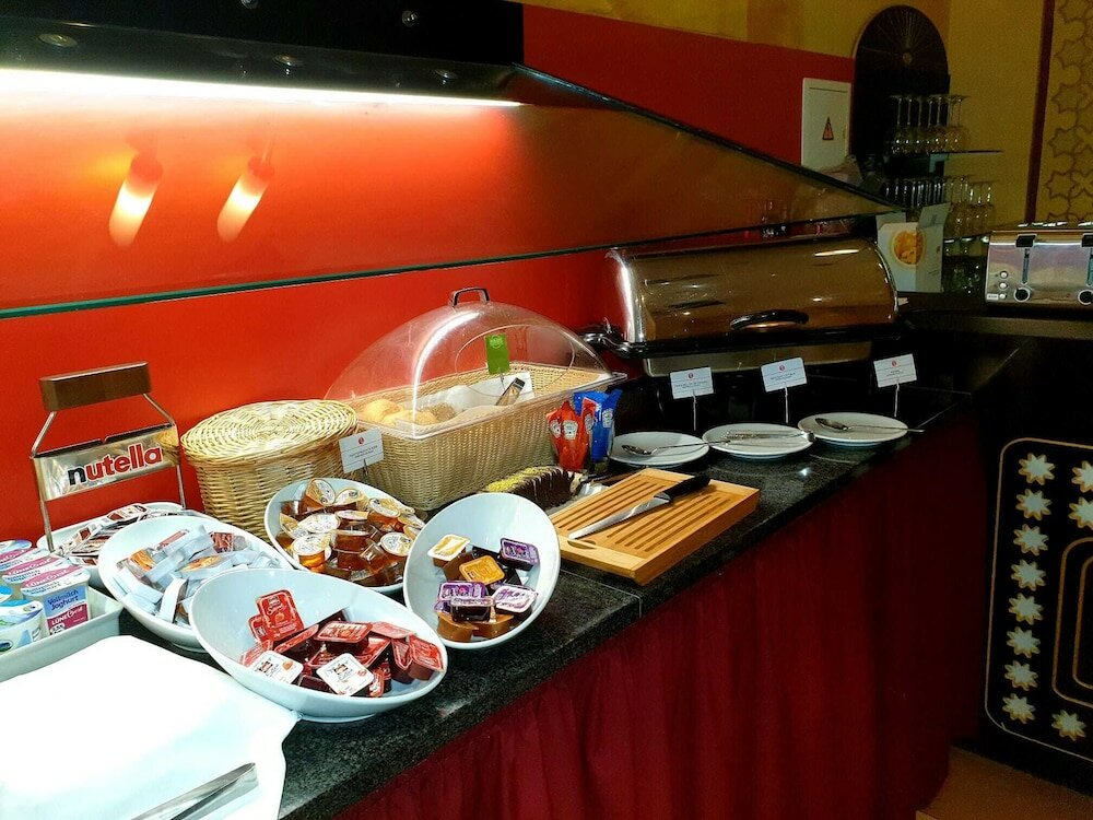 Фото The Atrium Hotel