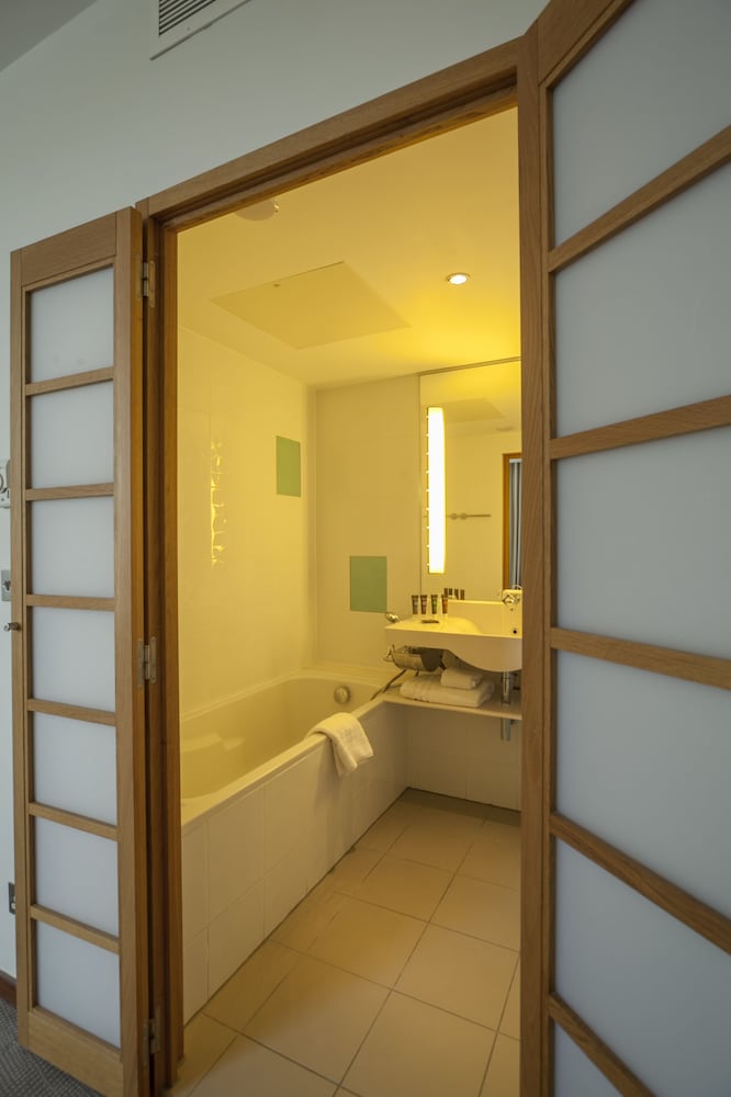 Фото Novotel Cardiff Centre