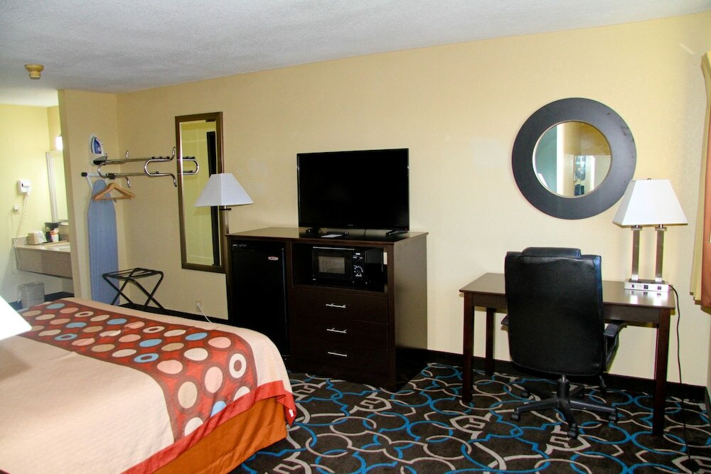 Фото Super 8 by Wyndham Kansas City