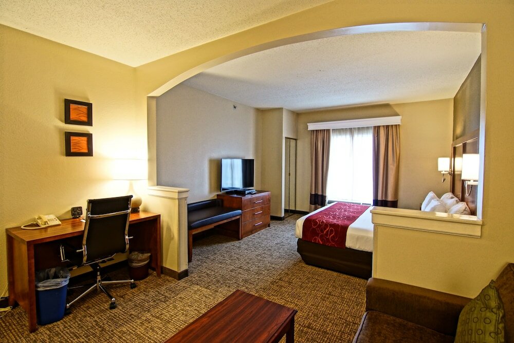 Фото Comfort Suites Near University