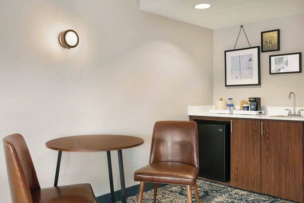 Фото Four Points by Sheraton Raleigh Arena