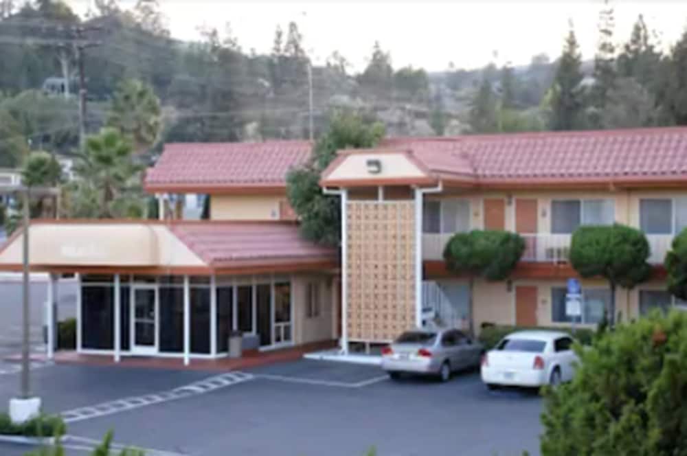 Фото Relax Inn And Suites