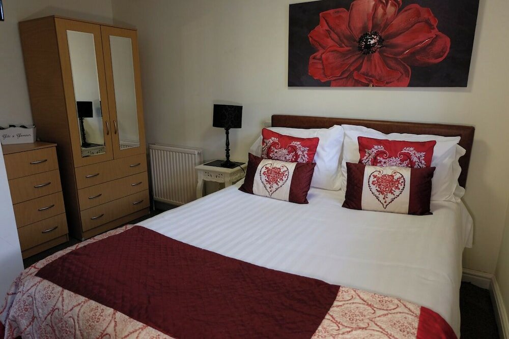 Фото The Lawns Hotel