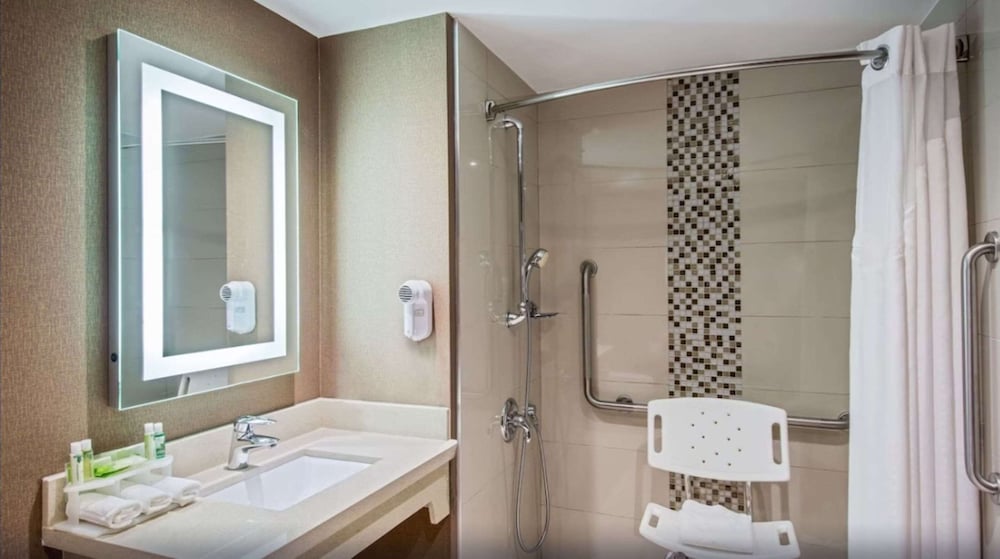 Фото Quality Inn & Suites Regina Downtown