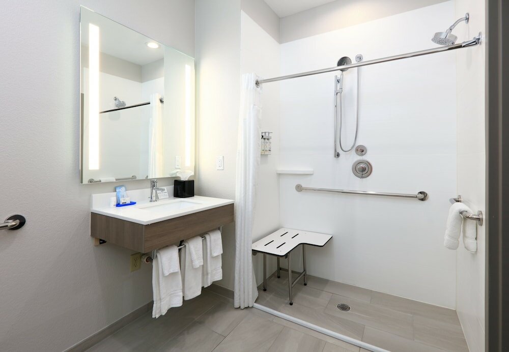 Фото Holiday Inn Express & Suites North Dallas at Preston, an Ihg Hotel