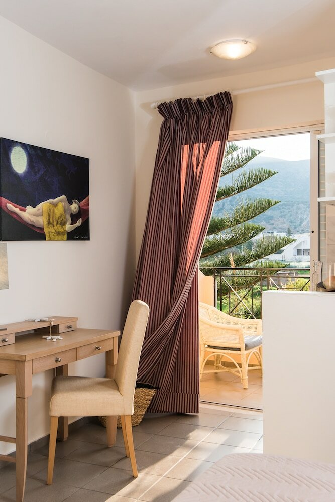 Фото Mirage Studios