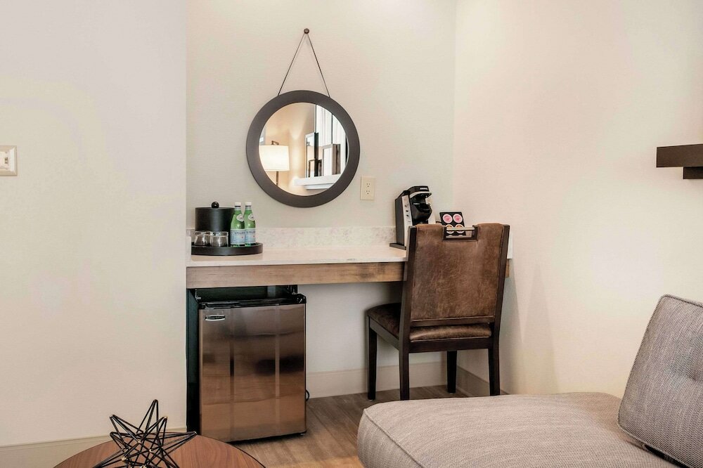 Фото St Charles Coach House, Ascend Hotel Collection