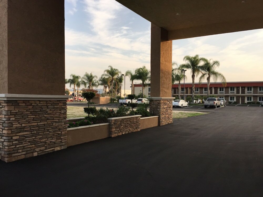 Фото Ontario Inn & Suites