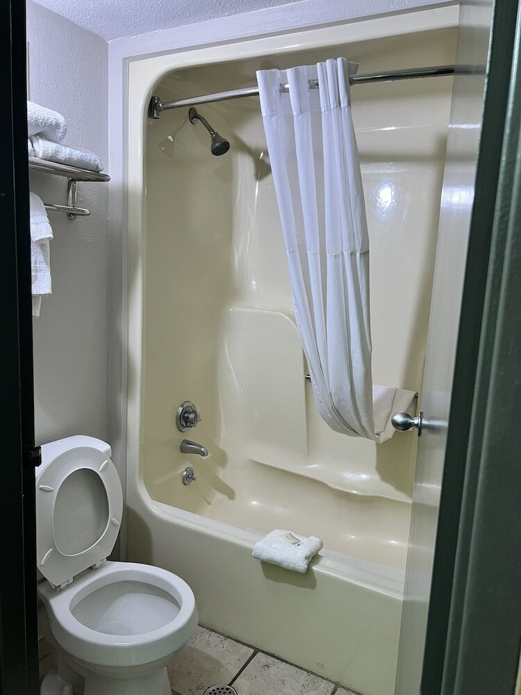 Фото Days Inn by Wyndham College Park Airport Best Road