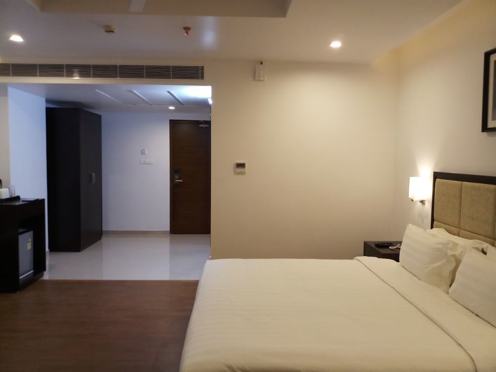 Фото Triguna Clarks Inn