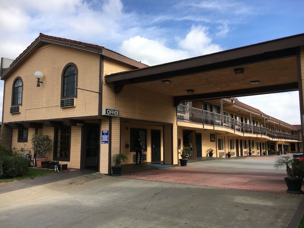 Фото Del Amo Inn