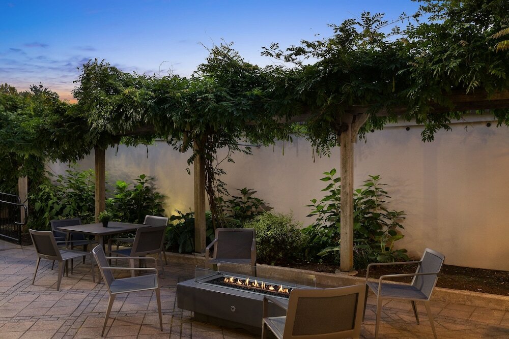 Фото Courtyard New Haven at Yale