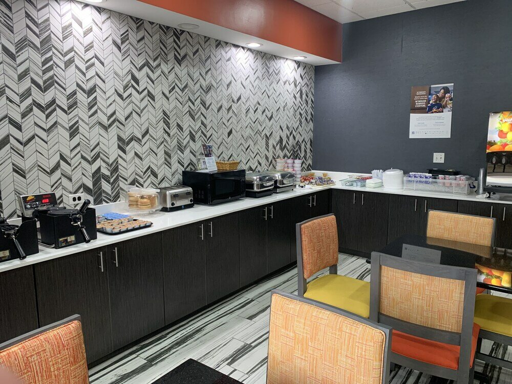 Фото La Quinta Inn & Suites by Wyndham Okc North - Quail Springs