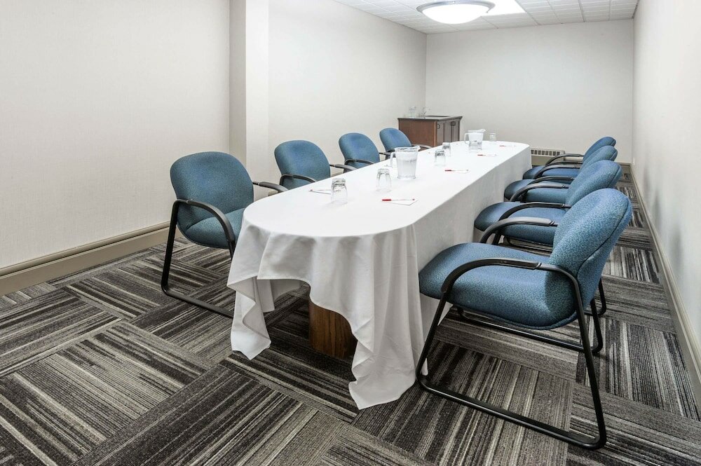 Фото Ramada by Wyndham Edmonton South