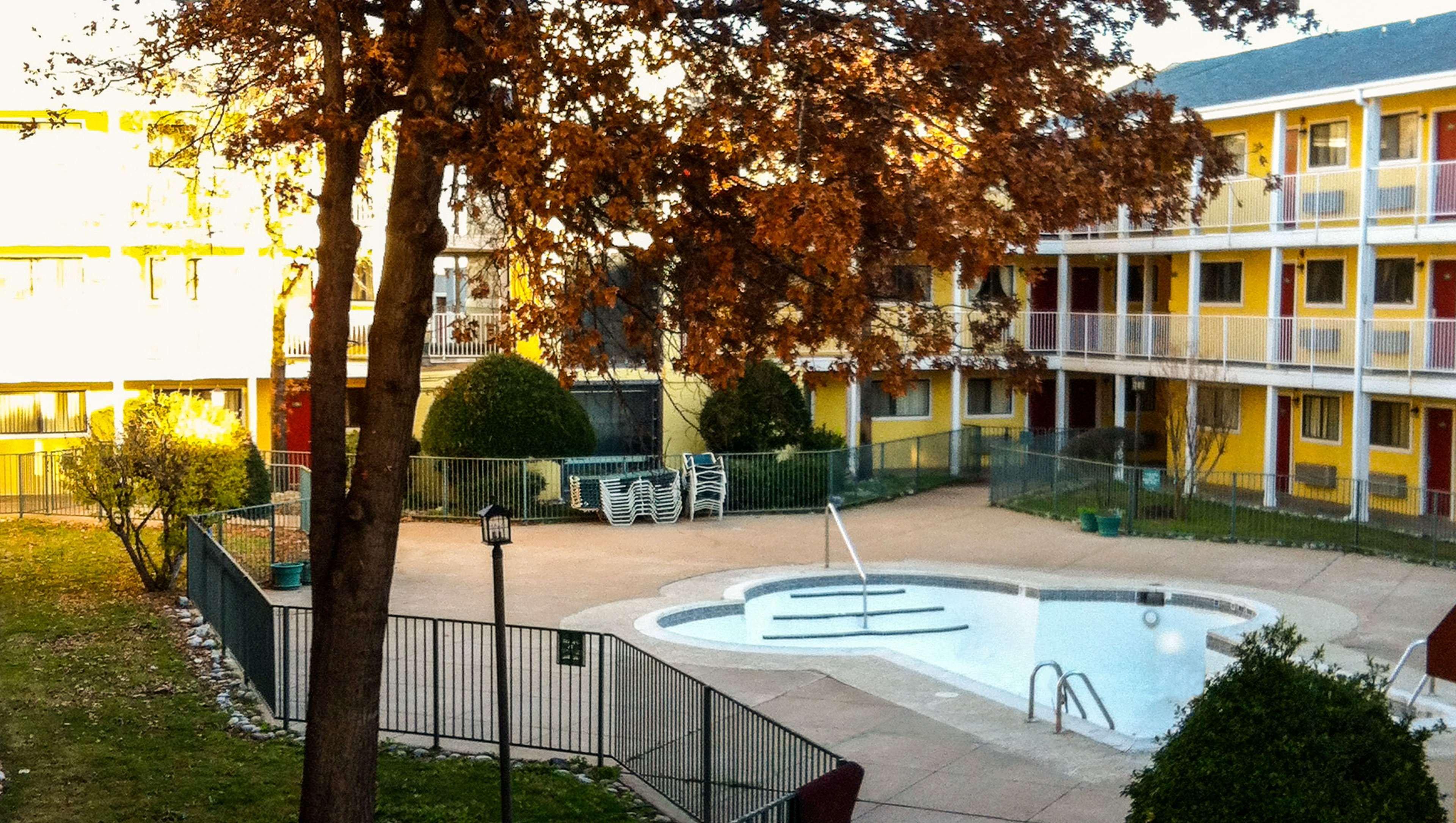 Фото Oaktree Inn and Suites