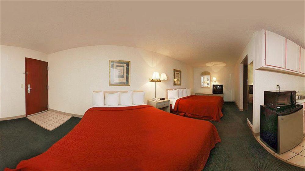 Фото Red Roof Inn & Suites Oklahoma City Southwest