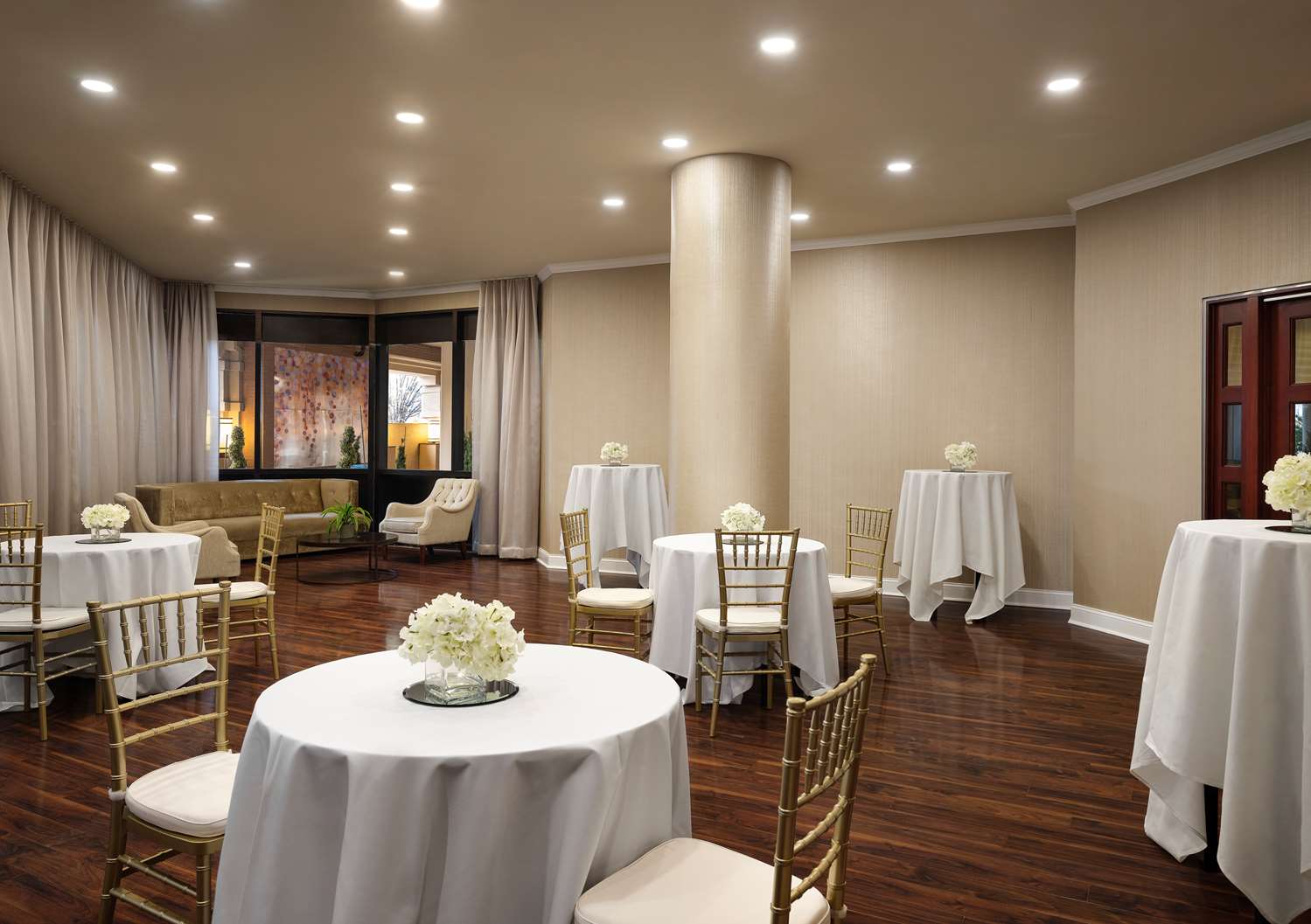 Фото Hilton Arlington