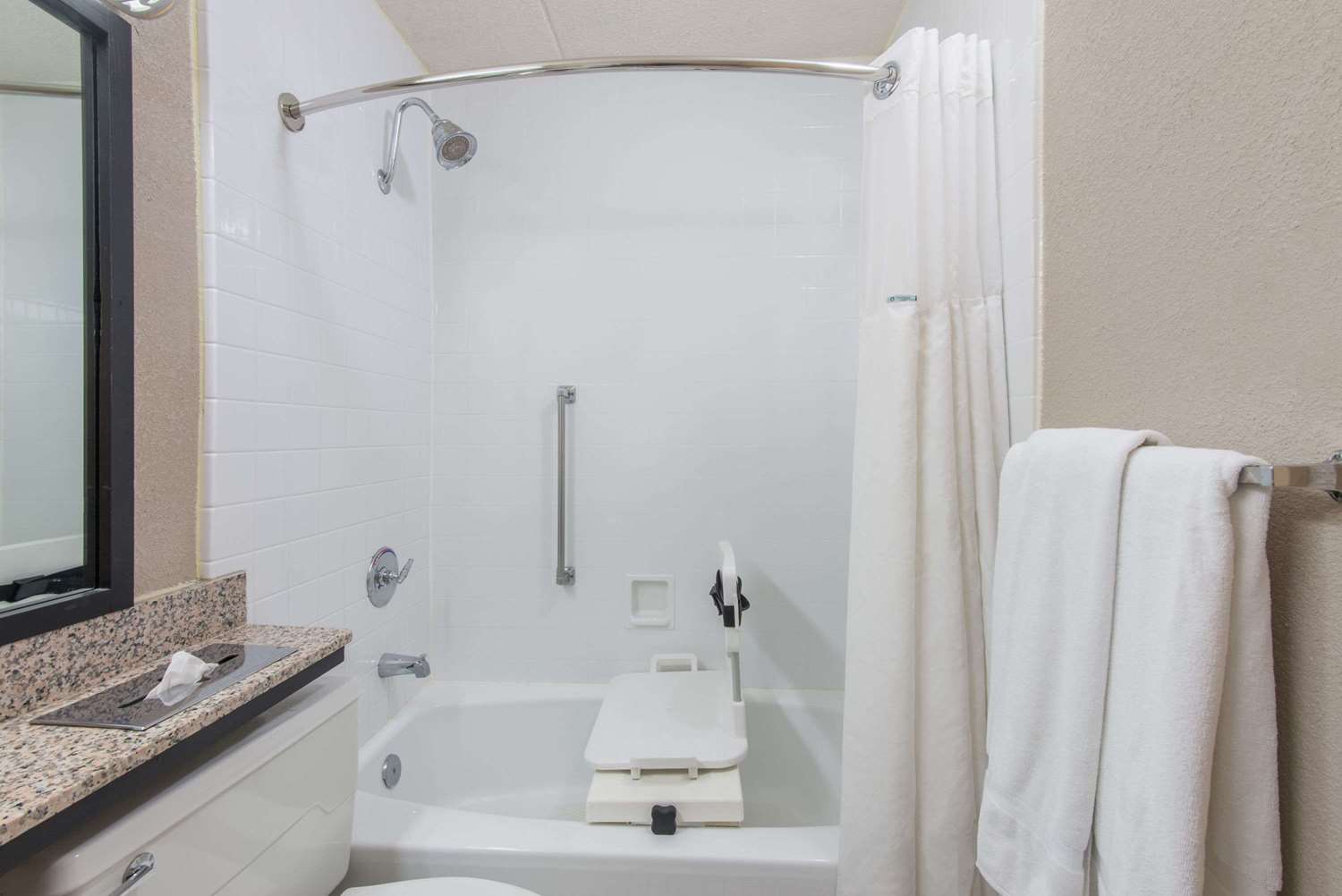 Фото Ramada by Wyndham Cumberland Downtown