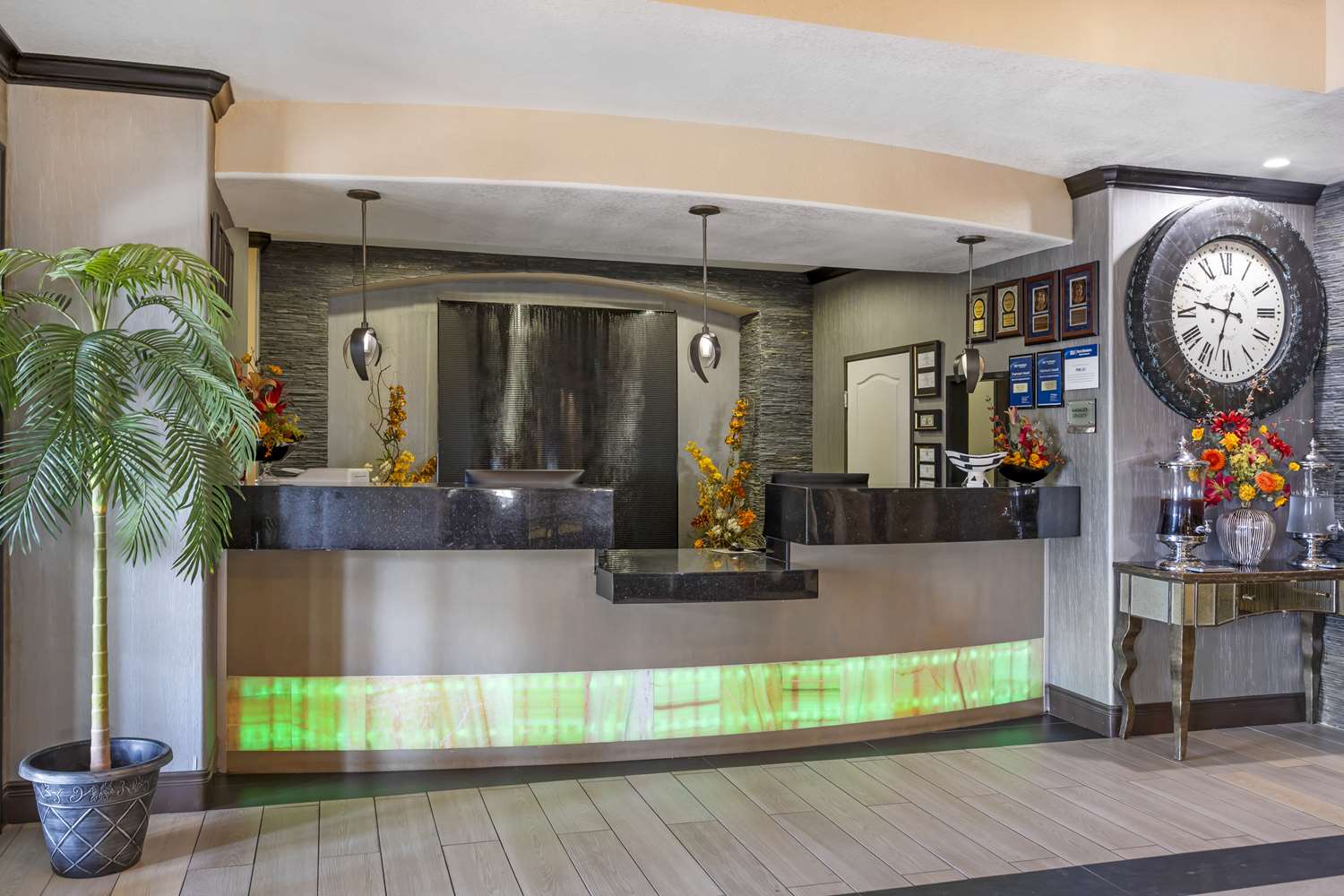 Фото Best Western Plus Emerald Inn & Suites