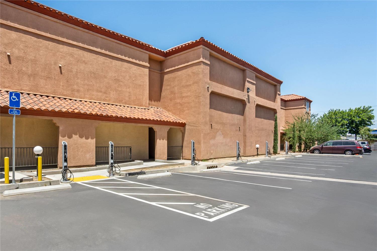 Фото Days Inn by Wyndham Fontana Rialto