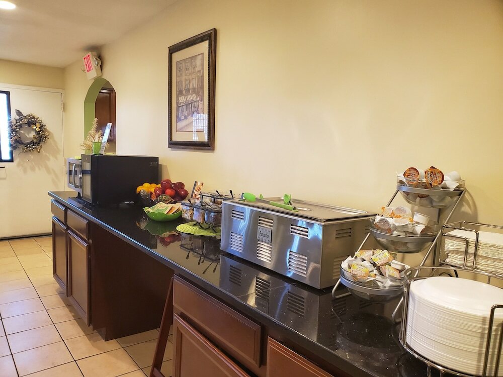 Фото SureStay Hotel by Best Western East Brunswick