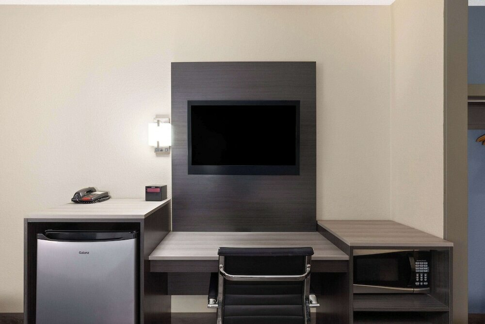 Фото Travelodge by Wyndham Perry Ga