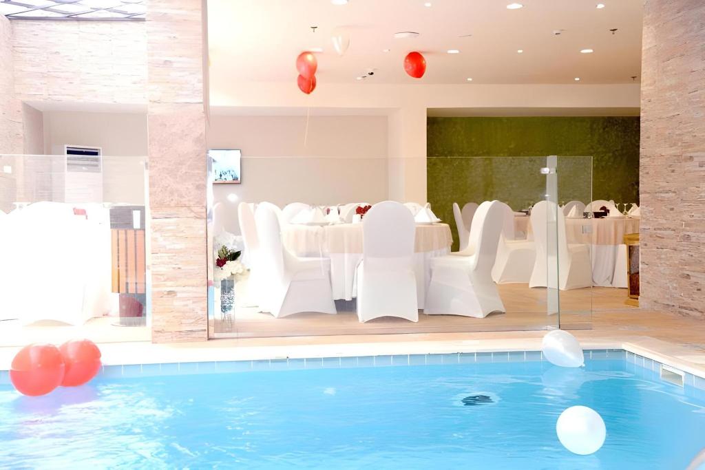 Фото Ebreez Grand Hotel