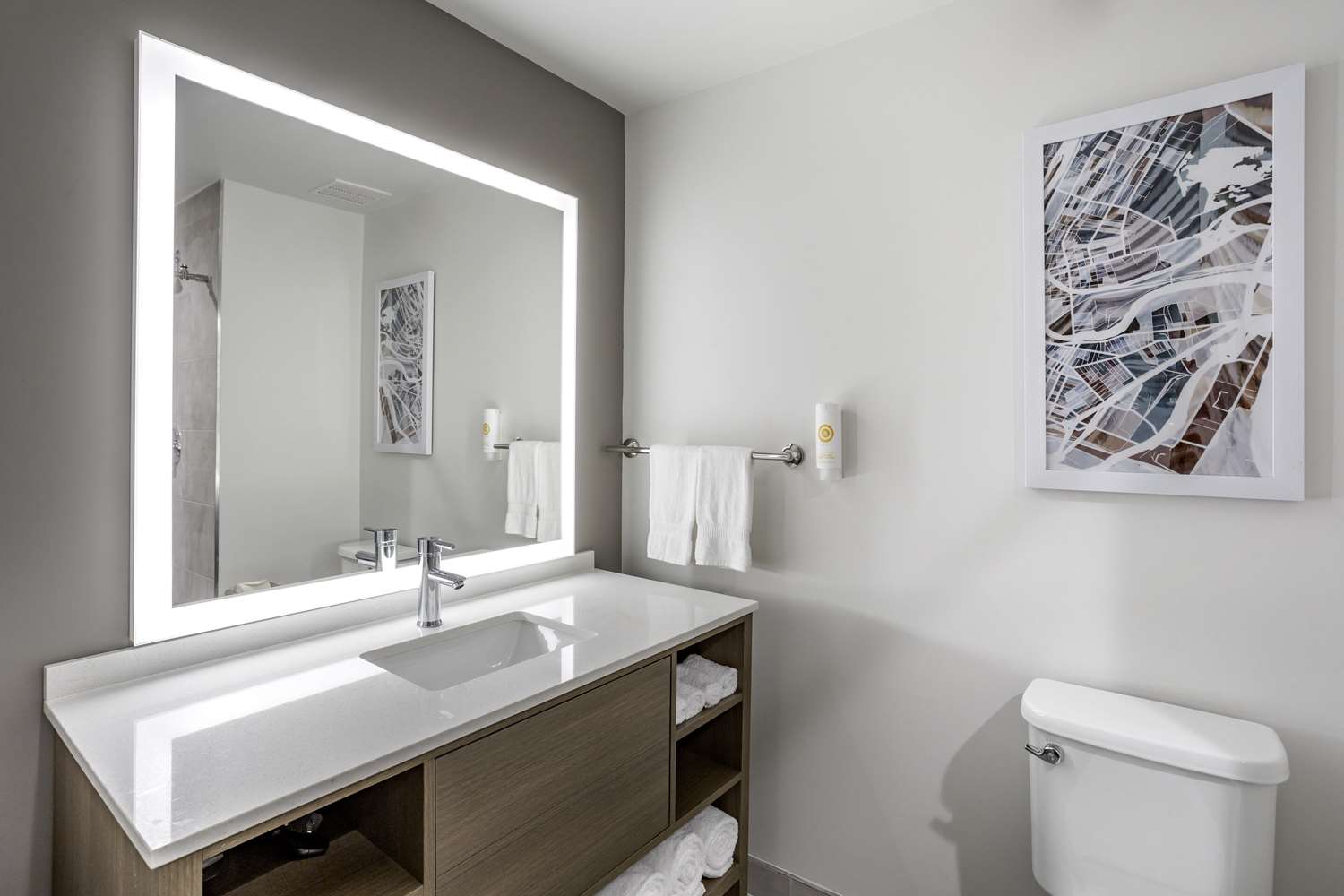 Фото Comfort Inn & Suites Newark Liberty International Airport