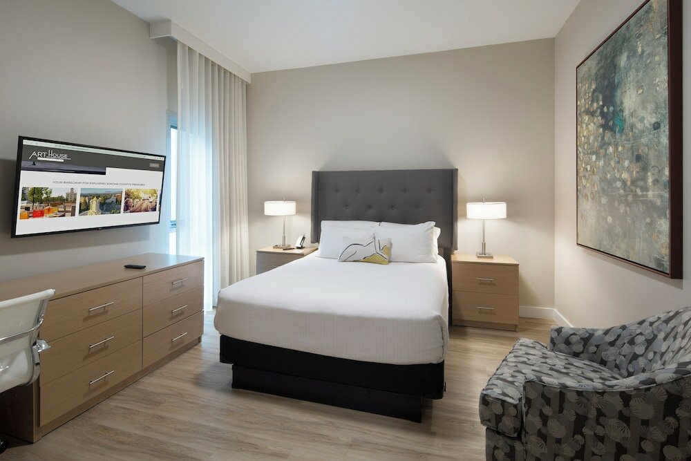 Фото Art House Hotel and Suites