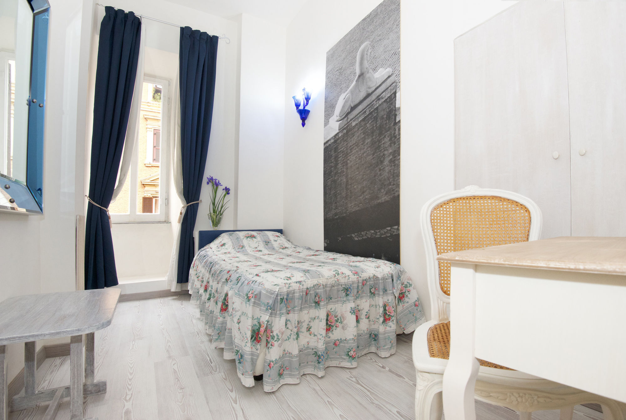 Фото White Vatican