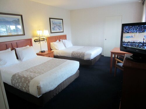 Гостиница Newport Channel Inn в Коста-Меса