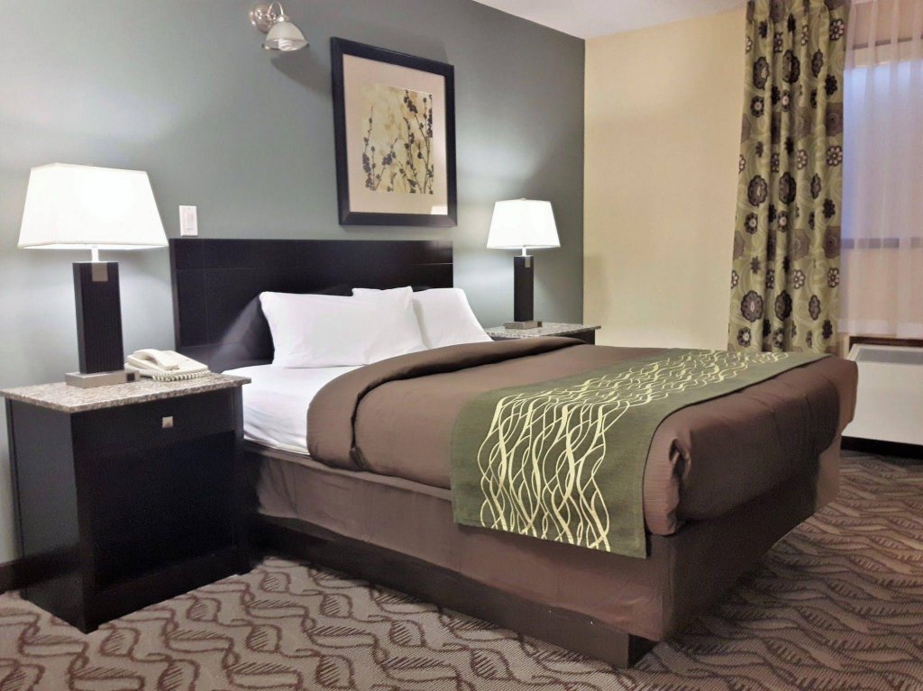 Фото Lacombe Motor Inn