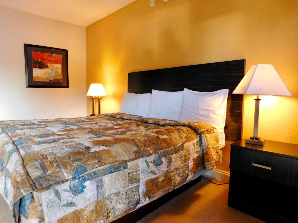 Фото Travelodge by Wyndham Orlando Heart of International Drive