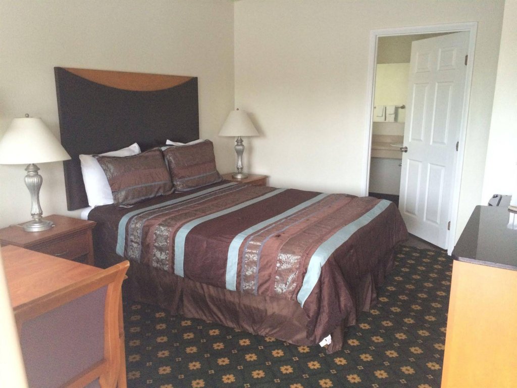 Фото Town and Country Inn