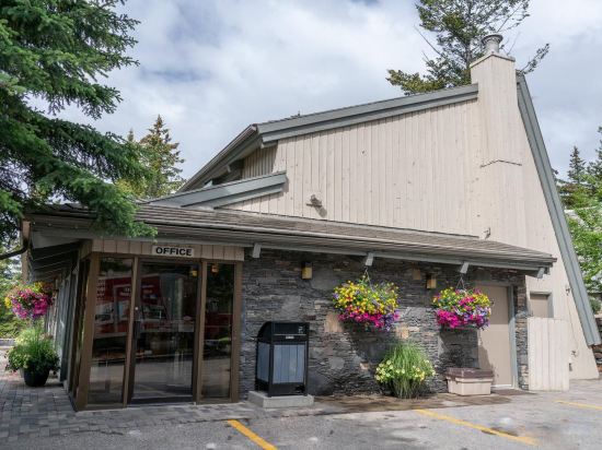 Фото Tunnel Mountain Resort