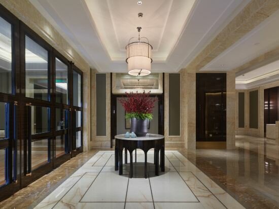 Фото The Island Hotel