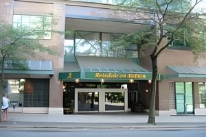 Гостиница Rosedale On Robson Suite Hotel