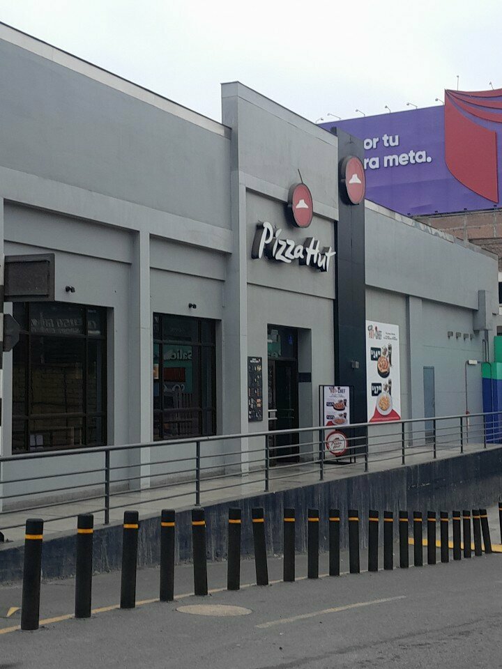 Pizzeria Mega Plaza - Pizza Hut, Lima, photo