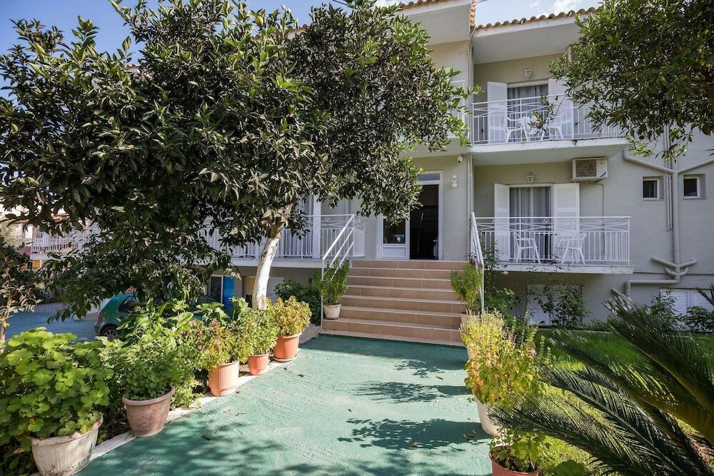 Фото Bella Vista Beach Hotel and Studios