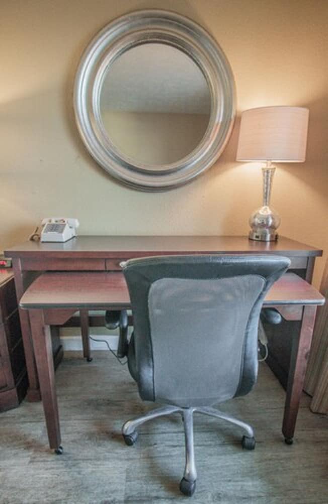 Фото Days Inn by Wyndham Fort Walton Beach