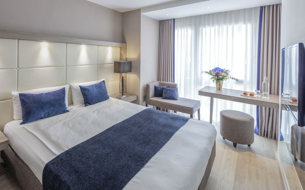 Фото The Alex Hotel