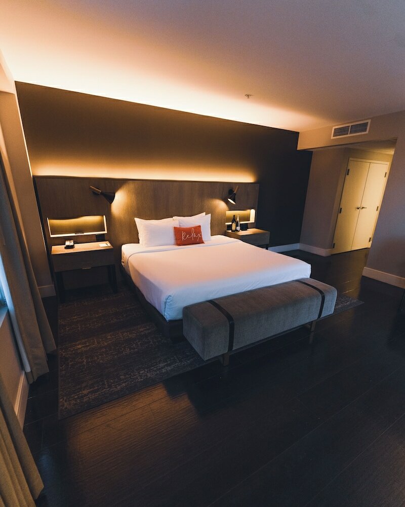 Фото The Delaney Hotel