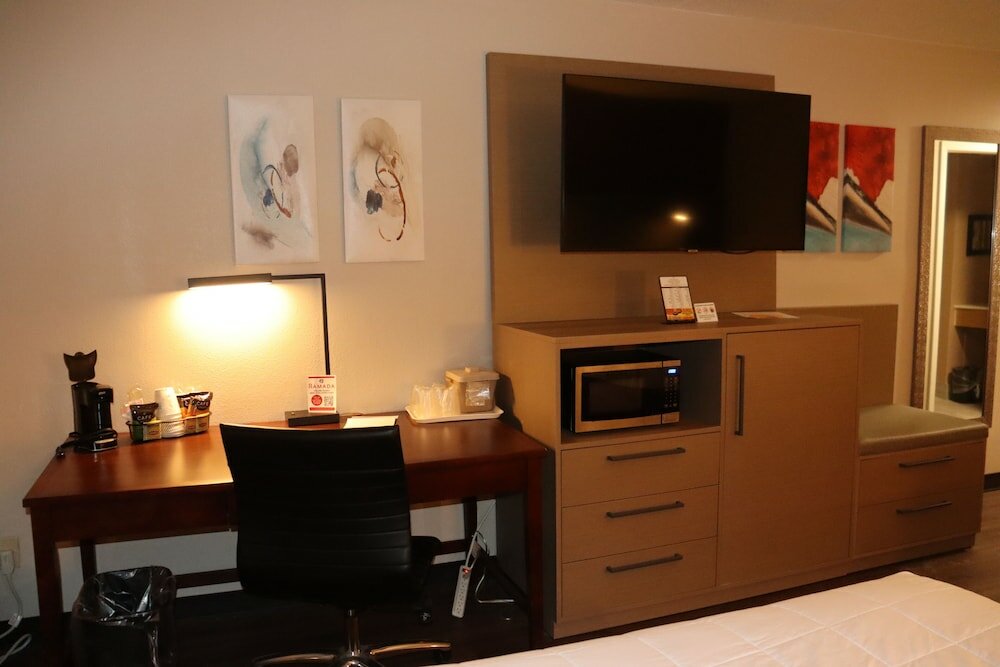 Фото Ramada Hotel & Conference Center by Wyndham Lansing