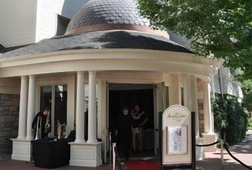 Фото The Sterling Hotel