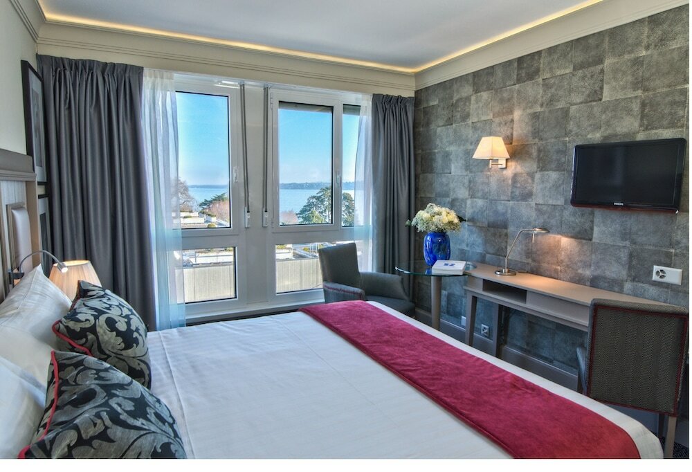 Фото Drake Longchamp