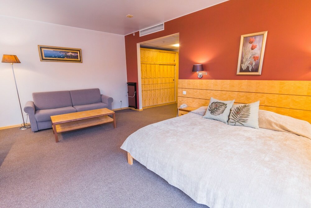 Фото Royal Square Hotel & Suites