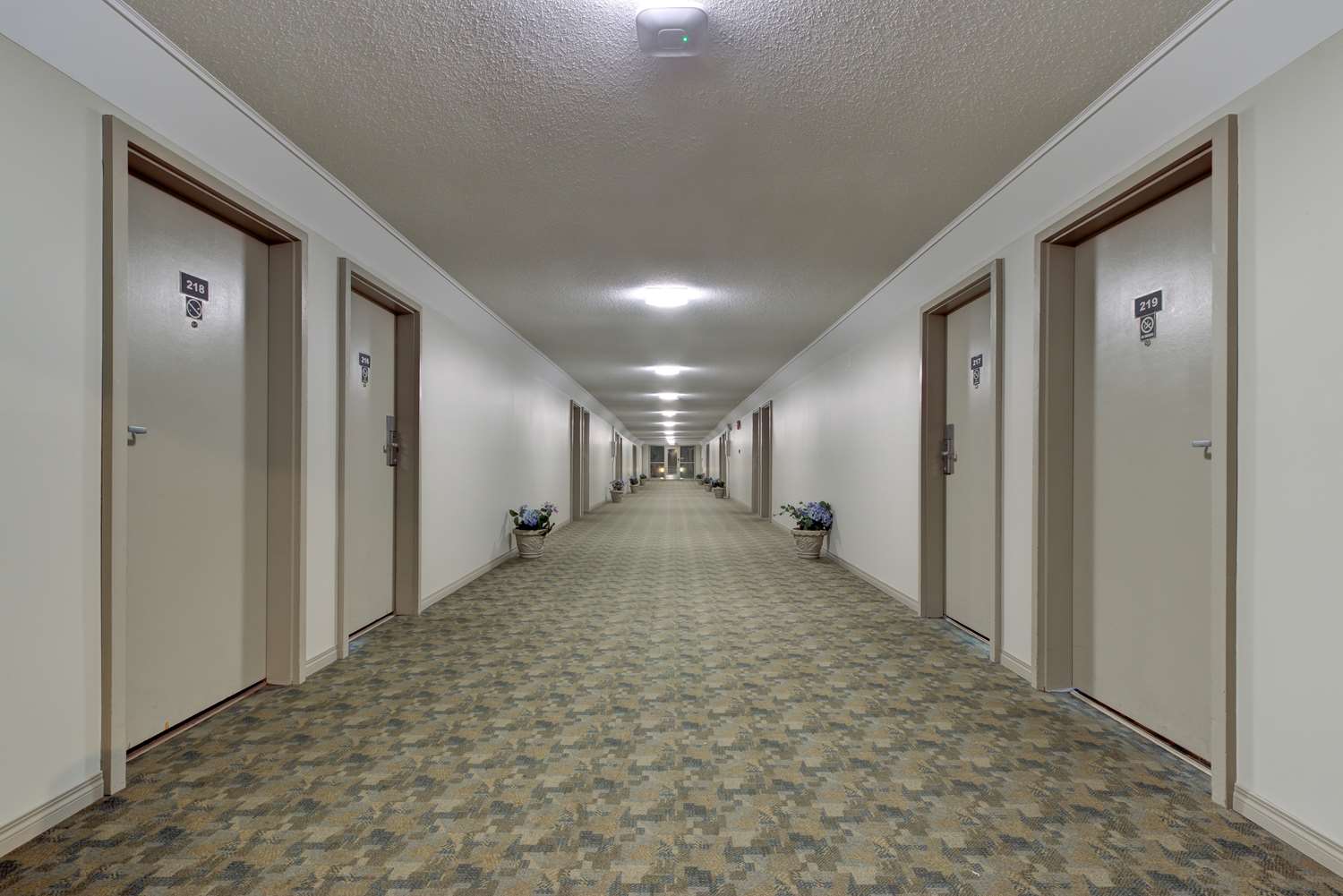 Фото Knights Inn Kamloops