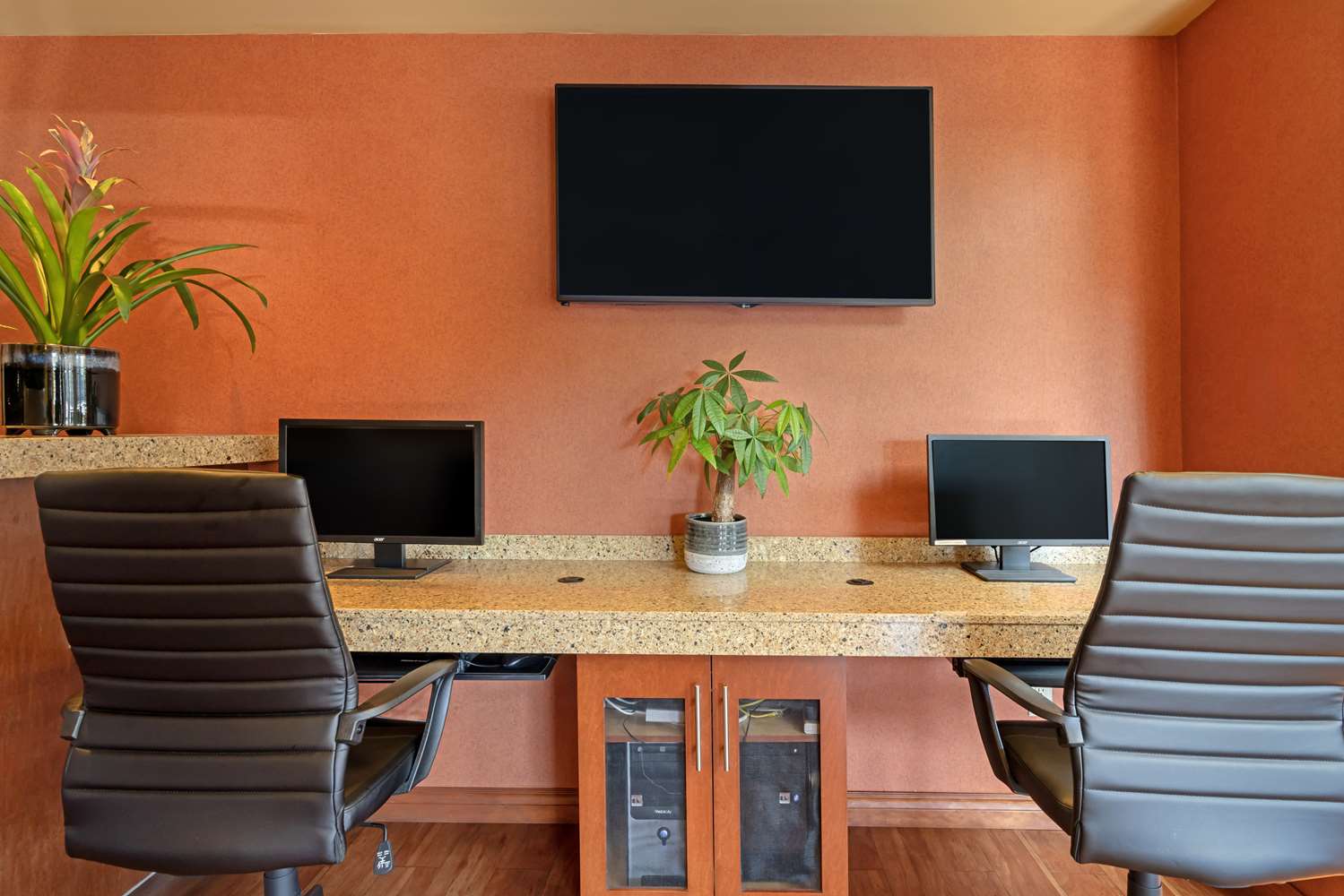 Фото Best Western Plus Emerald Isle Hotel