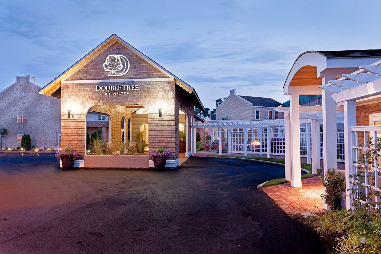 Фото Doubletree by Hilton Cape Cod - Hyannis